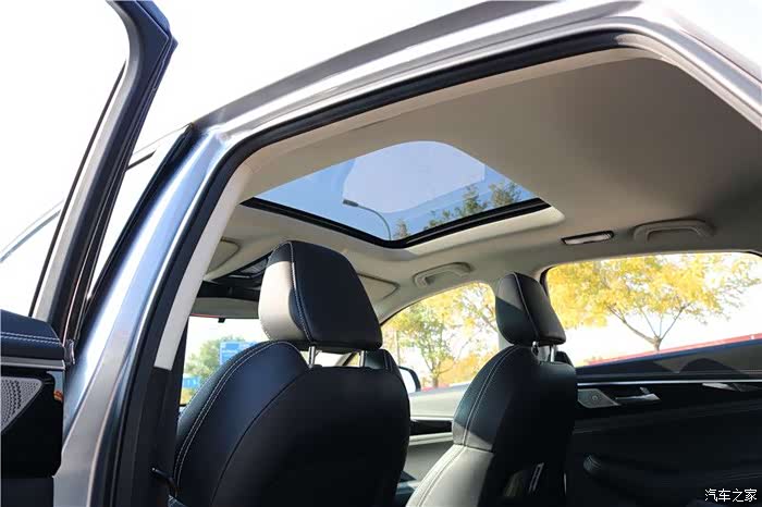 溜背设计cs85天窗并不能做,因为车身设计限制了它,但是对于天窗启用