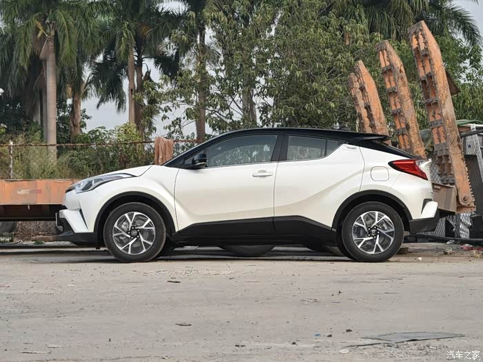 丰田chr是全白的好还是白身黑顶好,参考一下