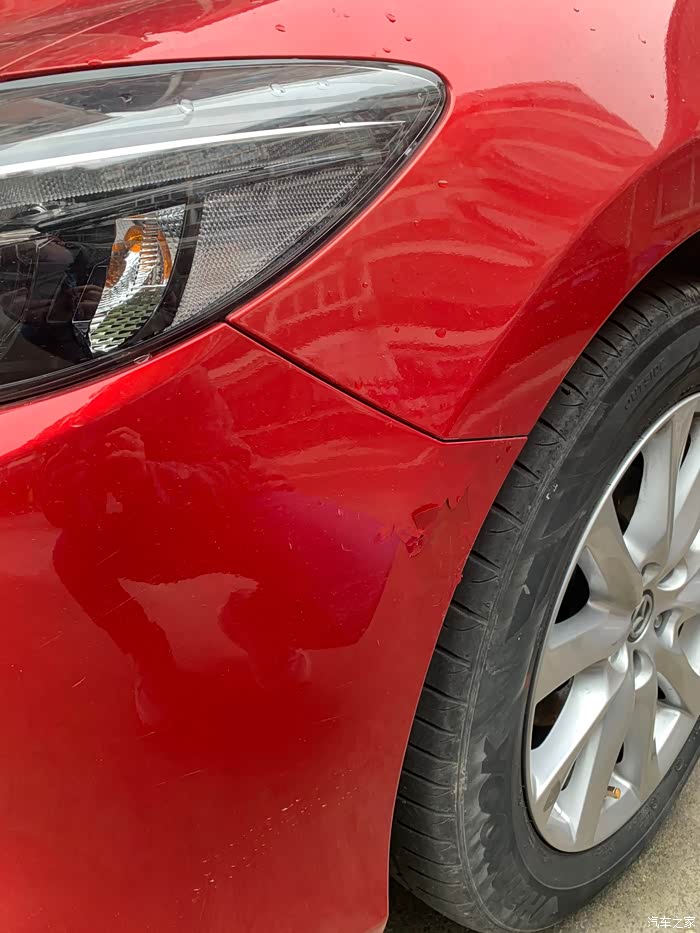 停小区被电瓶车碰了车漆起皮了正常吗