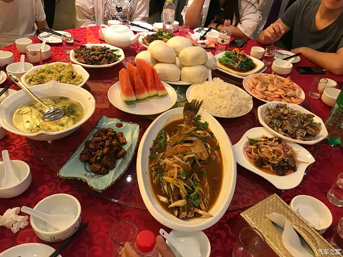 公司团建郊外聚餐给同事展示vv6豪华的配置和智能驾驶的方便