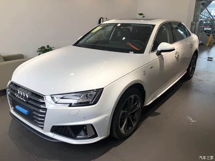 奥迪a4l40tfsi时尚朱鹭白色提车作业