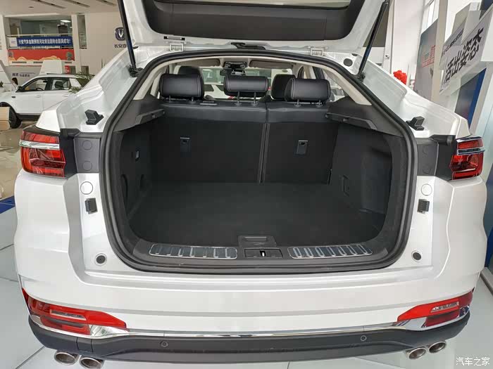 后备箱空间充足,溜背式的设计,运动范十足