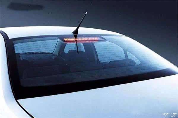 后挡风玻璃上为什么会有横线条?能撕掉吗?