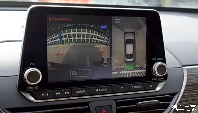 停在公司车位倒车时候360度全景影像显示每个角落都能看到