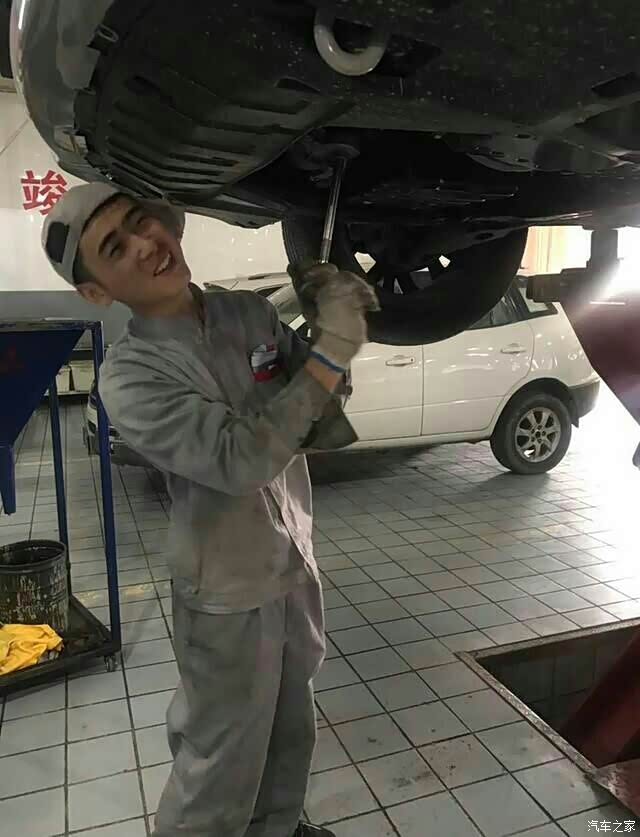 小师傅修车弄的全身脏脏的,也挡不住帅气的脸上笑容.犯花痴了!