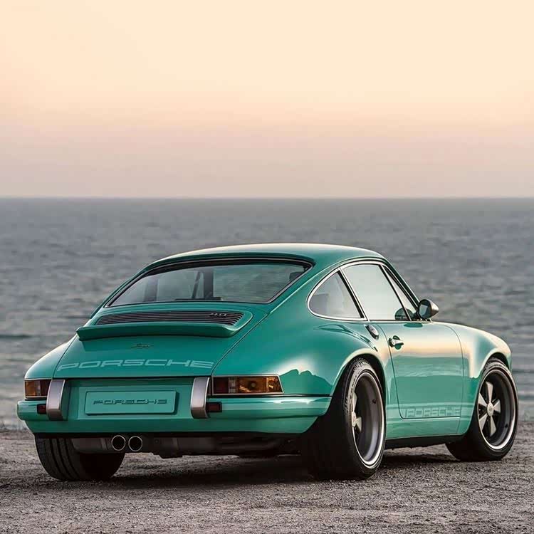 老款的保时捷911还是那样的经典和时尚.