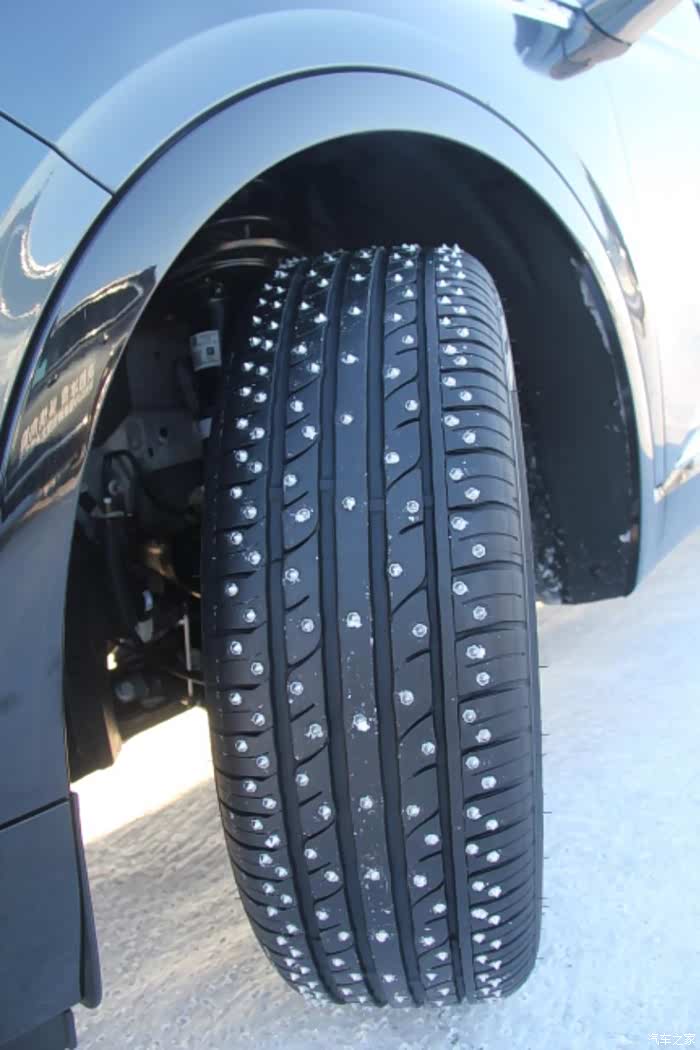 本次冰湖试驾体验活动中,昂克旗使用防滑钉子胎!