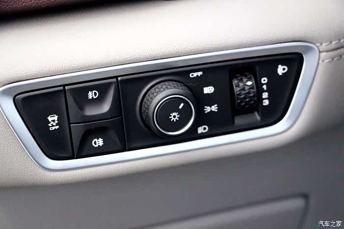 无意中发现off下面的标志里面隐隐有个a,应该是智能大灯