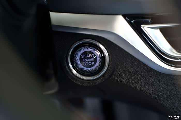 start/stop一键启动功能按键设置在空调出风口的械侧位置,键体上的