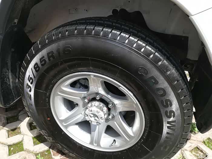 235的轮胎,跟这个车身比较和谐,整体的稳定性还比较强的