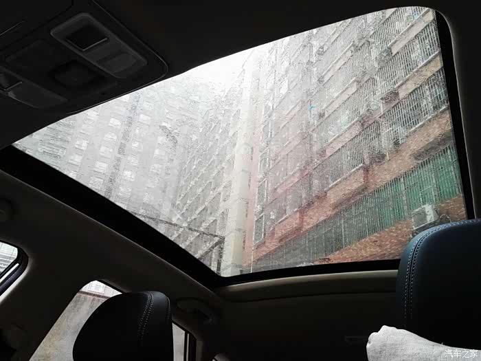 全景天幕,为车内营造个通透,更具空间感氛围,若为可开启全景天窗可