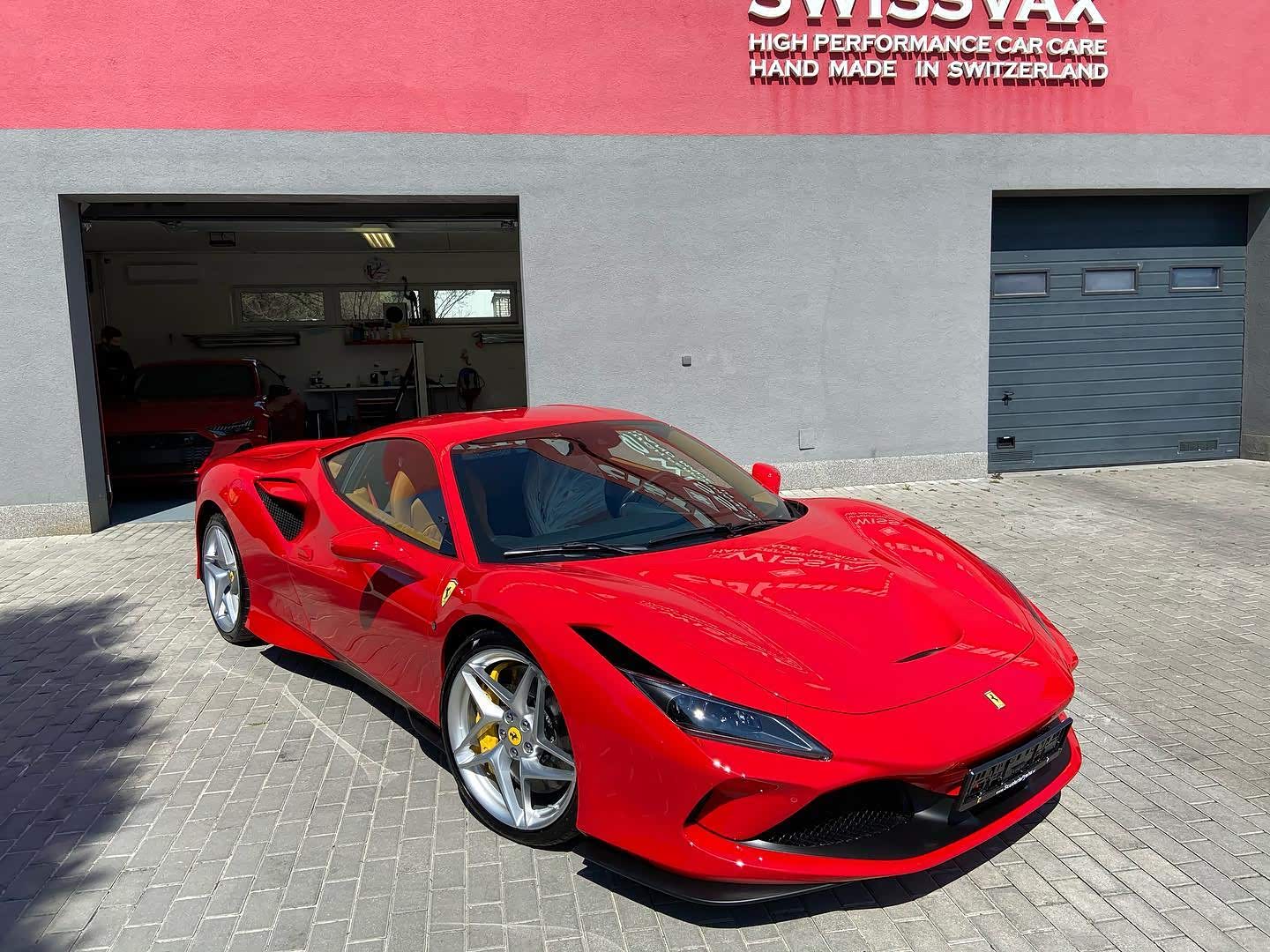 红色的法拉利f8最为妖艳.