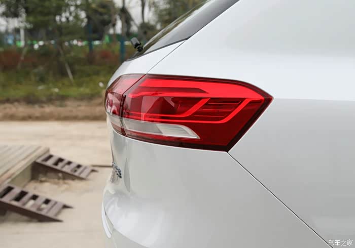 哈弗h6的尾灯漂亮造型别致动力足空间大性价比高