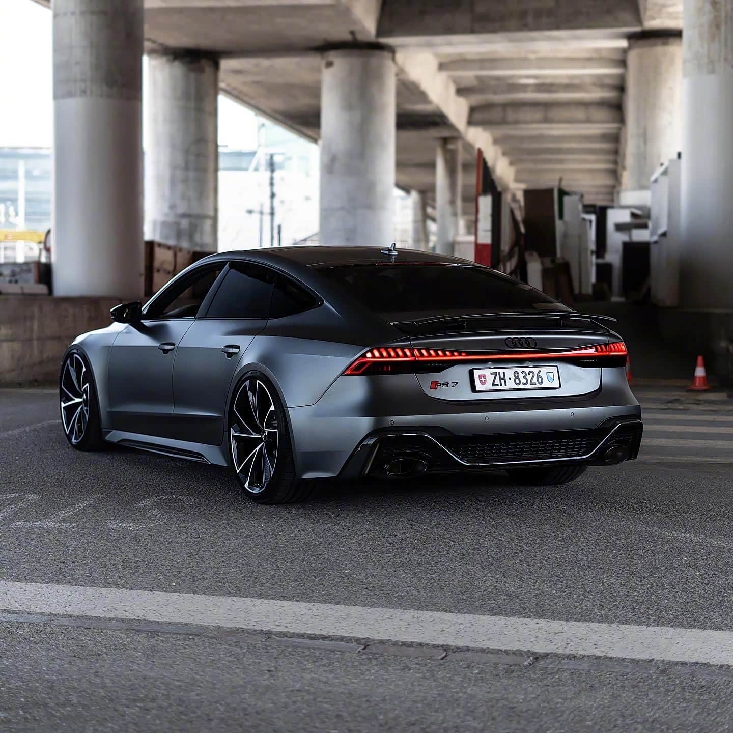 新奥迪rs7这么一看,再想老款的杀气真的差太远了!