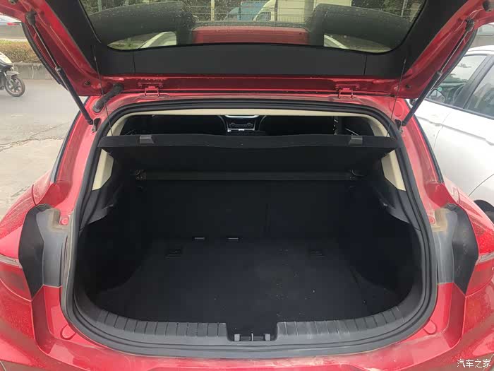 后备箱空间还挺大的,这个车整体来说挺不错的很满意,为了来购置年货