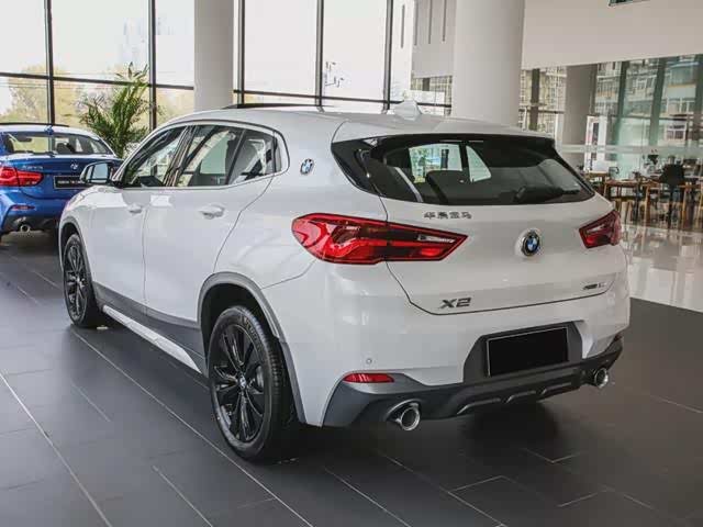 国产宝马x2是非常能彰显车主个性的,外观采用了运动套件