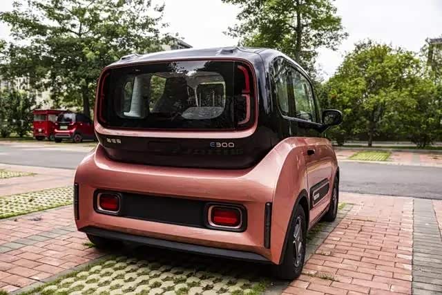 新宝骏e300一人一车肆意的穿梭于车流中,很有感觉.