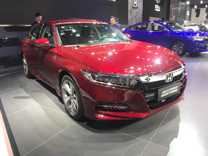 谁有十代雅阁红色实车图啊