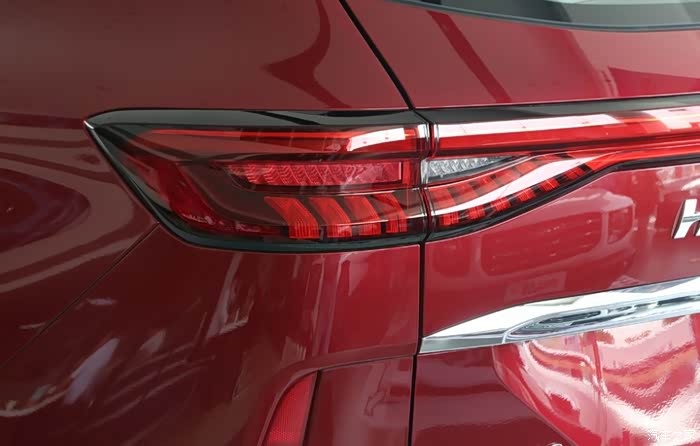 哈弗h6的尾灯别致设计的样式靓丽非常时尚适合年轻人驾乘