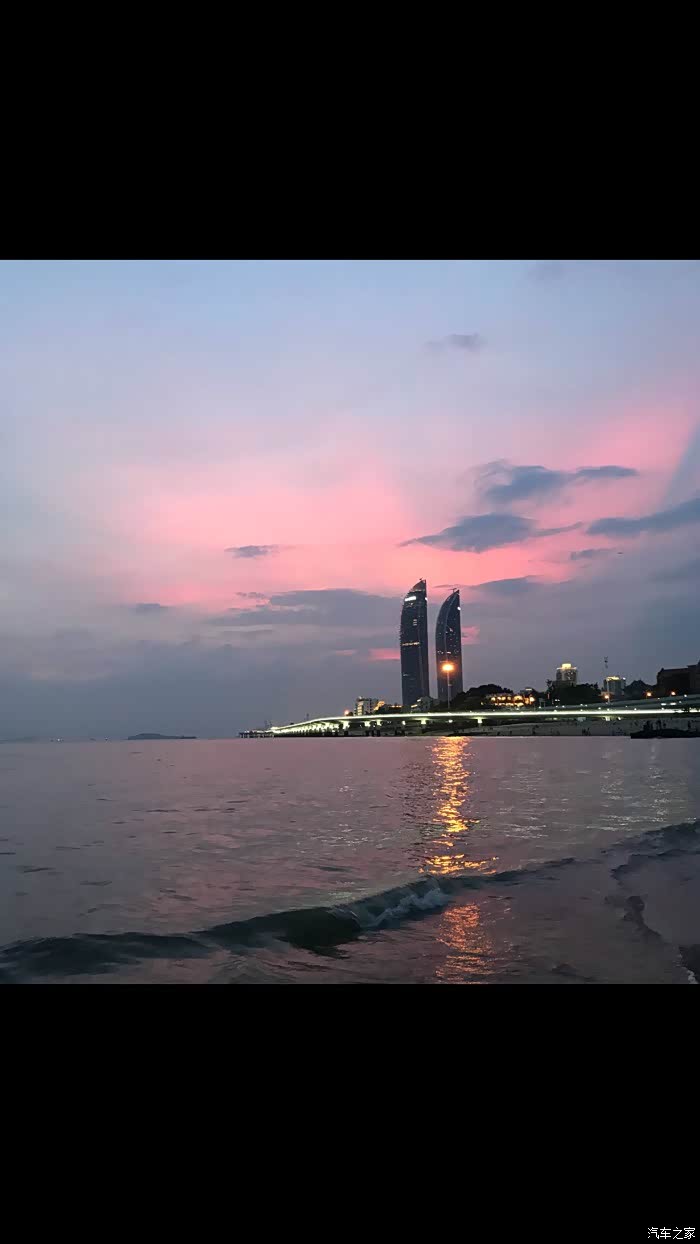 夕阳西下的厦门白城沙滩