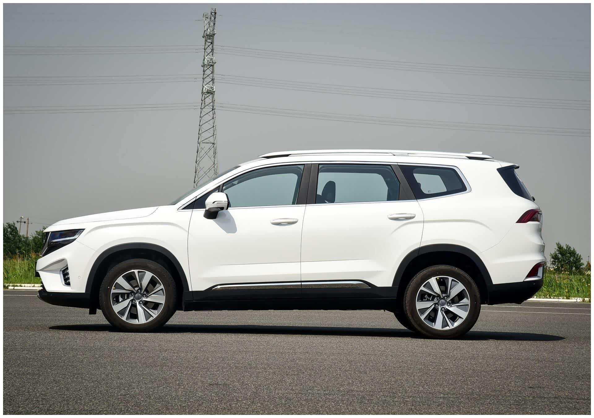 豪越的大很让人深刻,前脸就是全新的设计样式,中网更加方正.