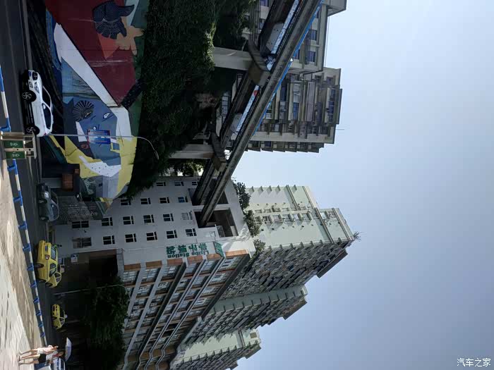 2号线,李子坝站~当地特地为此设立观景台