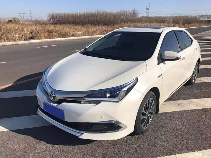 白色卡罗拉双擎精英版用车小心得