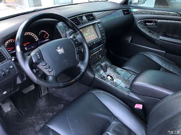 十二代皇冠 3.0l 沙龙 还是爱惜得好的黑内饰