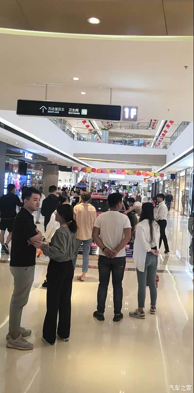 十一期间逛商场,领克03被年轻人围观