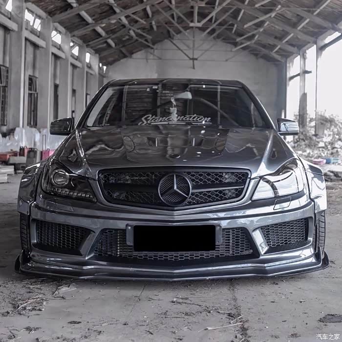 对于奔驰c级的车主来说,很多人在后期改装的时候都会参考c63的风格,而