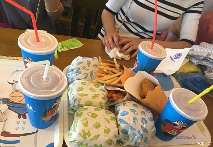 带着老婆和她闺蜜一起来吃东西