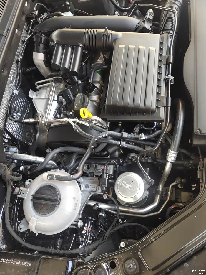 m,113马. 规规矩矩的发动机舱搭载着ea211-dmb1.