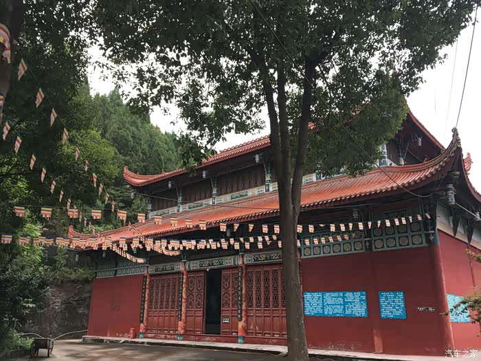 四川长安suv联盟骑云飘飞虔诚朝拜药王寺