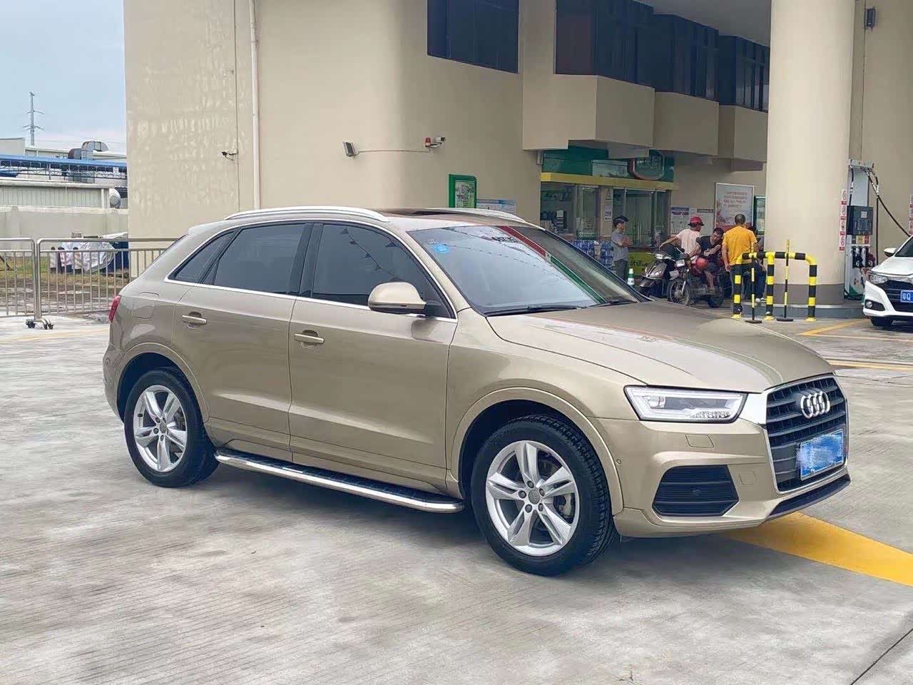 奥迪q3这个颜色也是超酷炫的