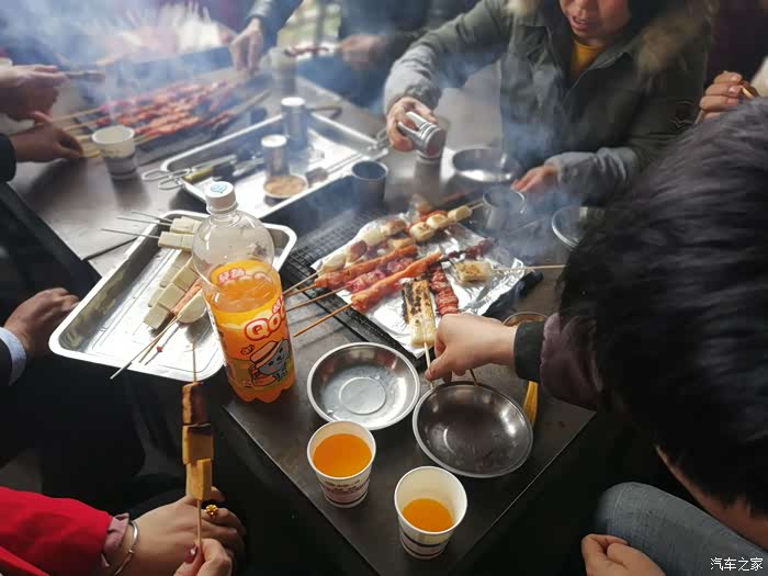 愉快的周末黄大仙烧烤派对