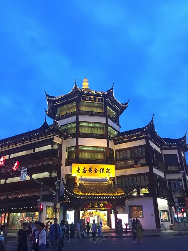 临近傍晚时分的上海城隍庙小吃街,早已经是人头攒动