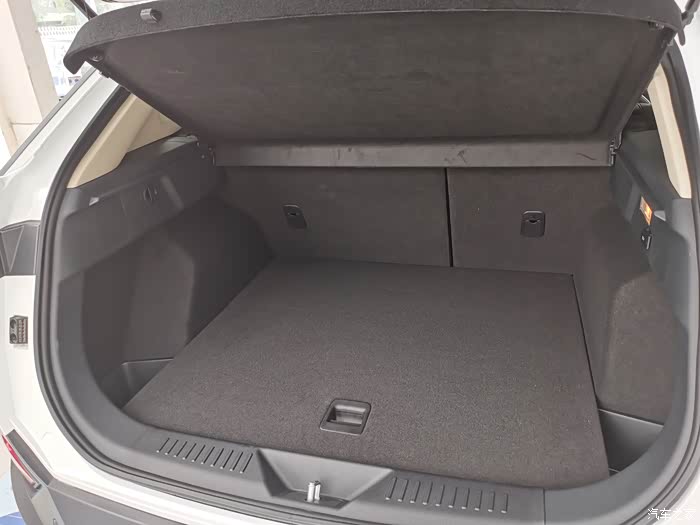 后备箱的空间是我比较满意的地方,带着宝宝出门不愁婴儿车没地方安置