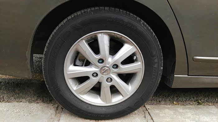 经典轩逸换轮胎