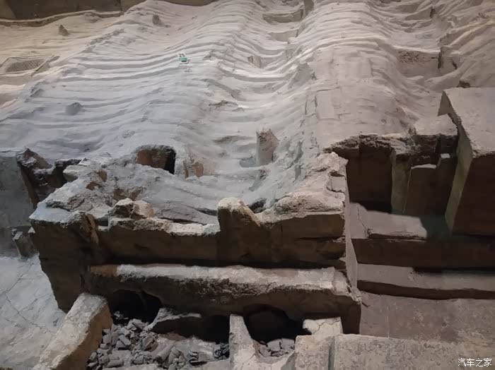 盗墓者挖的盗墓洞