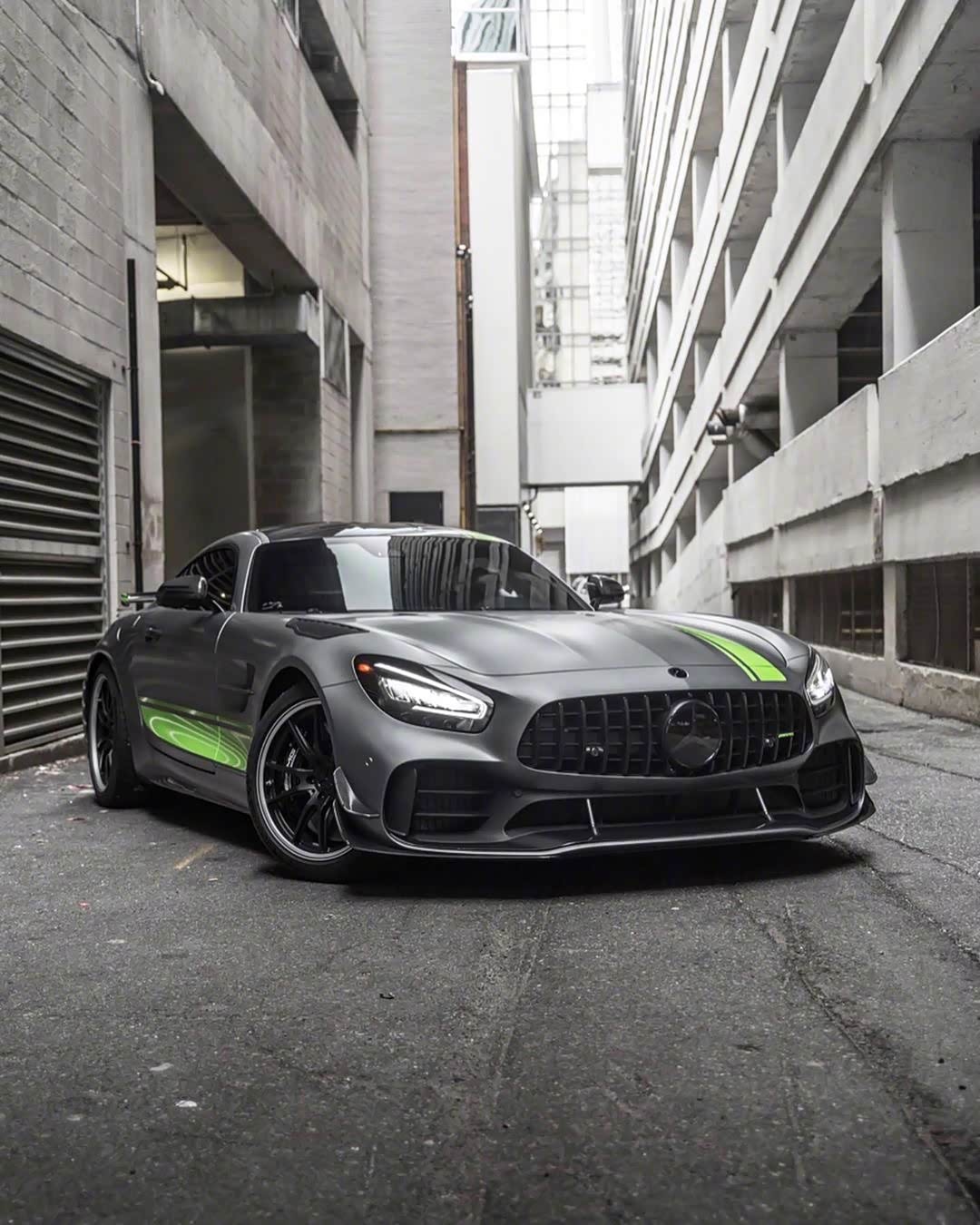 哑光战斗金属灰色奔驰gt r可太帅了!