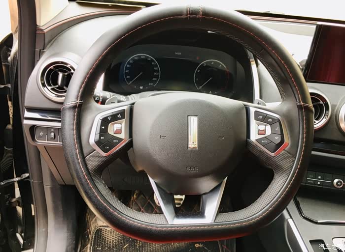 这个车标很好看,外加上这个换档拔片,立刻就感觉运动范十足