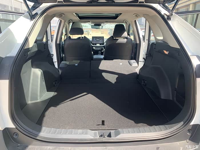 而且后排座椅还可以放倒