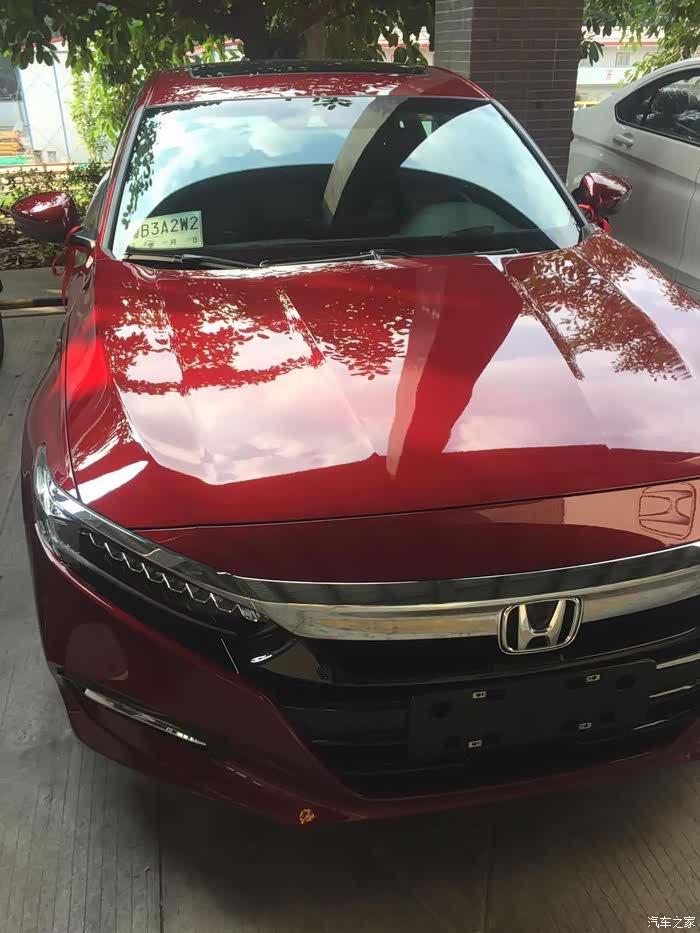 首发2018款十代混动雅阁顶配宝石红前来交提车作业