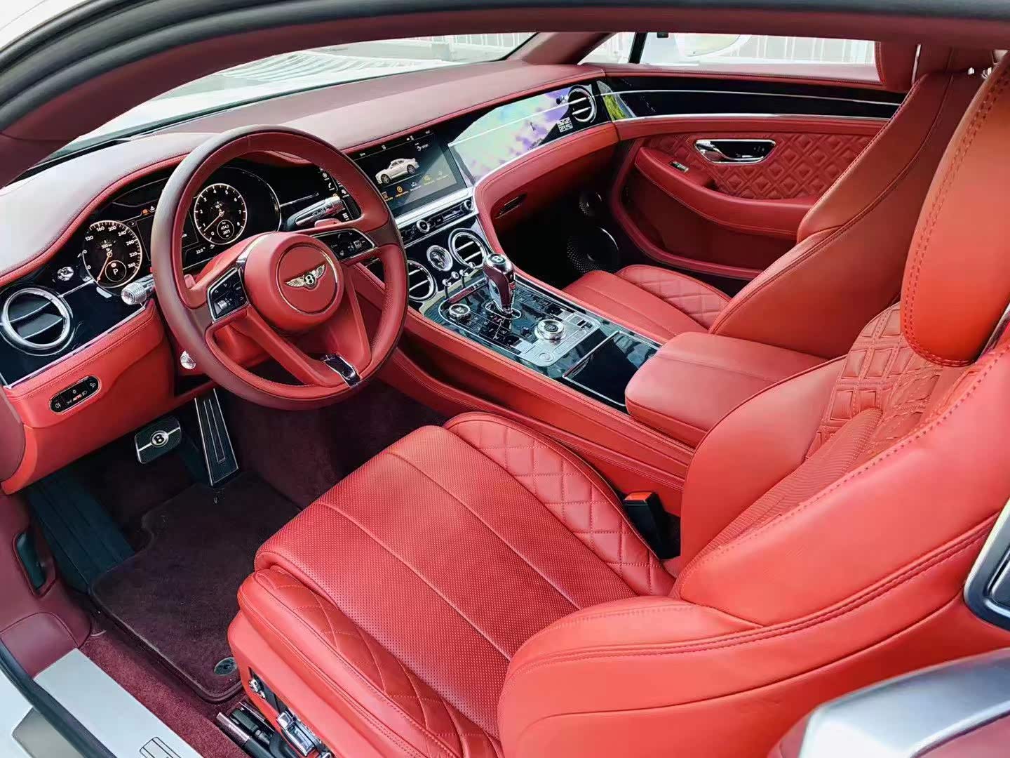 【图】白色的车身,红色的内饰个性十足._宾利论坛_汽车之家论坛