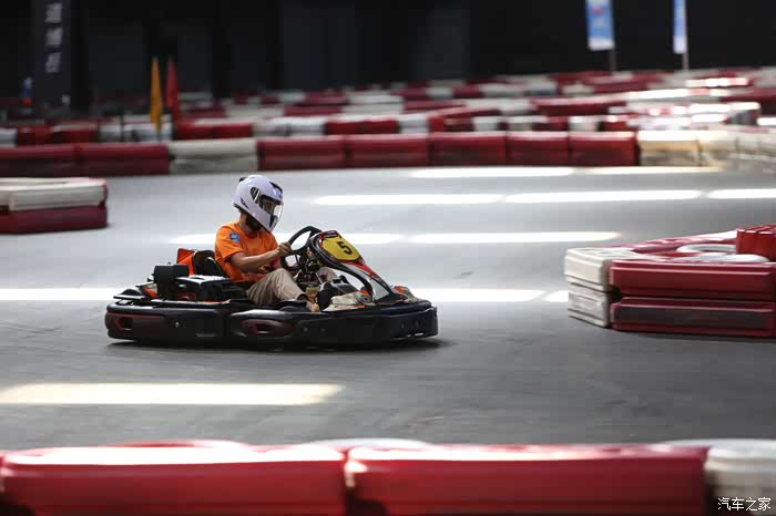 bmw2系旅行车卡丁车大赛踩下油门的那一刻就是激情的6分钟