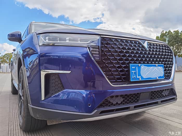 网状般的进气格栅,车牌下面是主动刹车配置