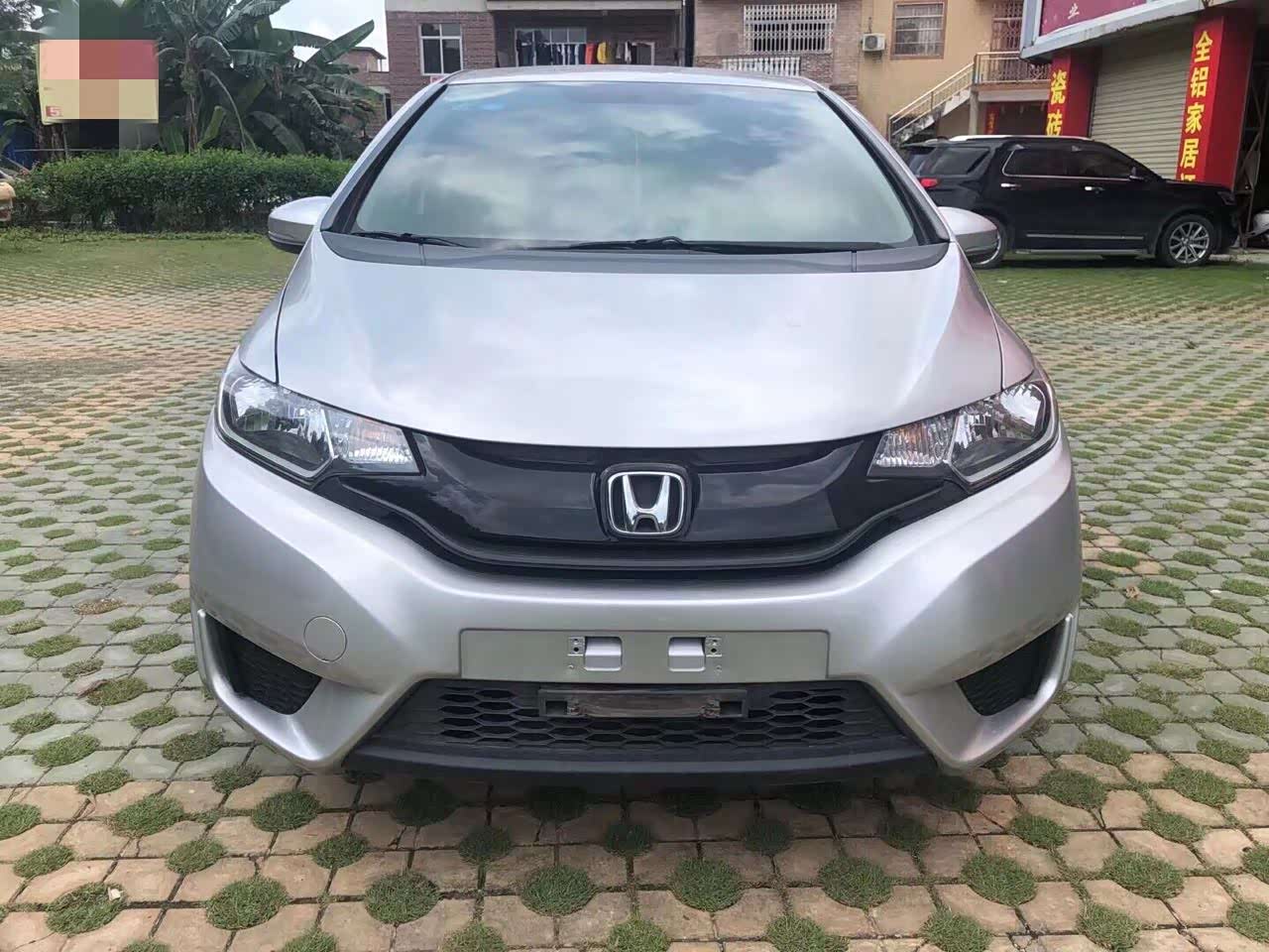 银色的本田飞度不一样的帅气.