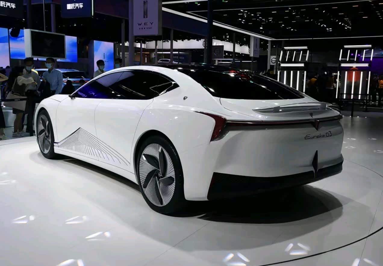 哪吒eureka 03概念车首发亮相.
