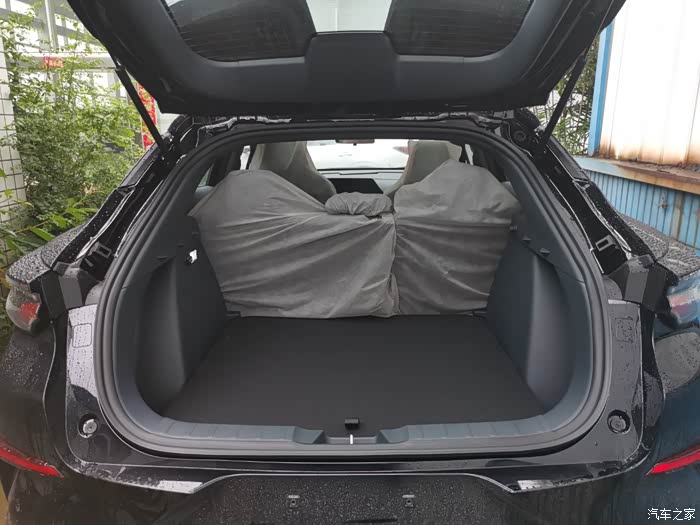 后备箱也够大,并分为上下两层,上面还有个置物架位置,应该能分成三层