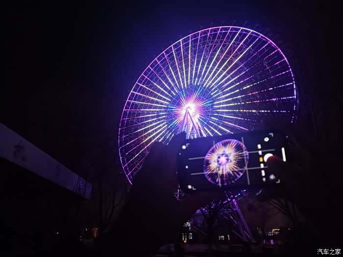 与大狗打卡城市街景星地标摩天轮包头眼身披彩光点亮夜晚